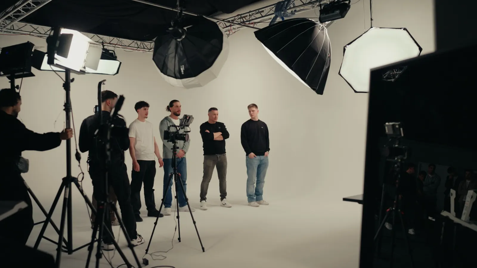 OneUp-Team mit Kameras und Licht vor der Hohlkehle