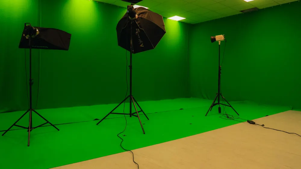 Greenscreen-Raum mit drei Studioleuchten