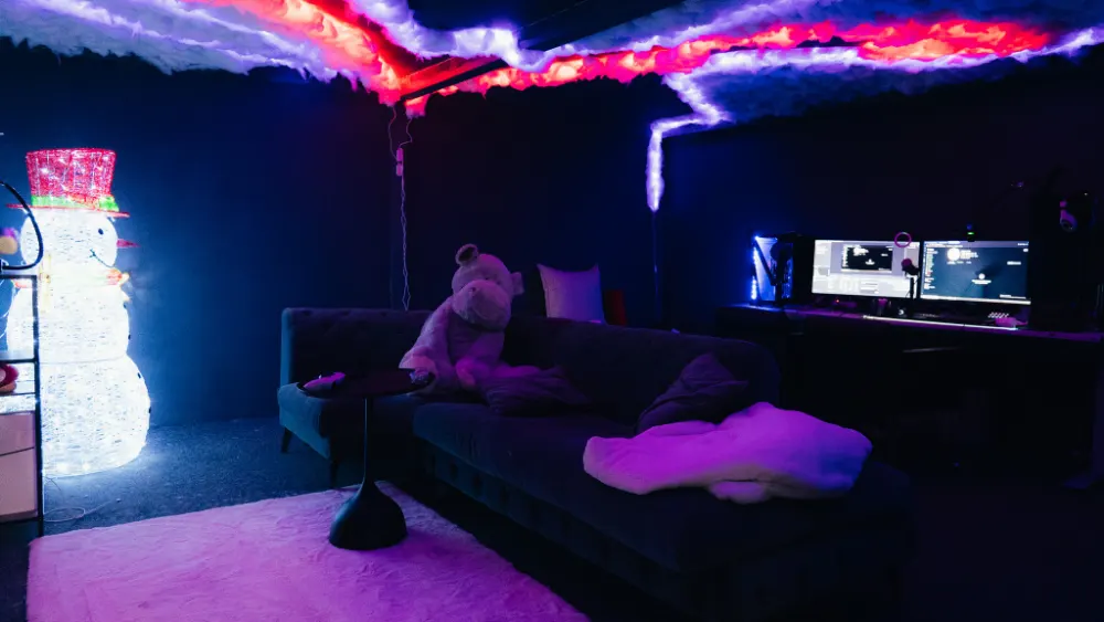 Streaming-Raum mit Bildschirmen und Lichtinstallation an der Decke